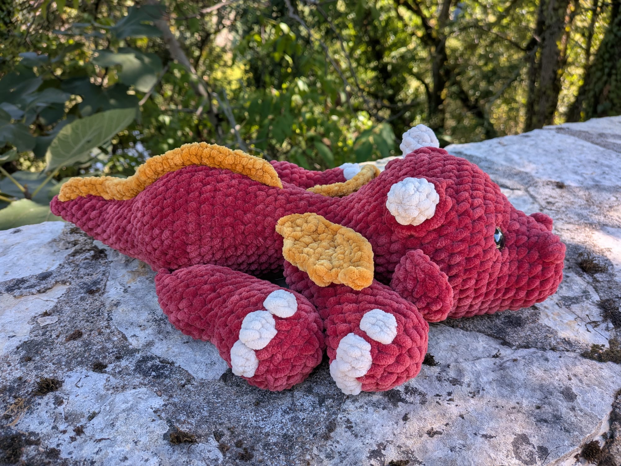 Dragon – créature fantastique – bordeaux & moutarde