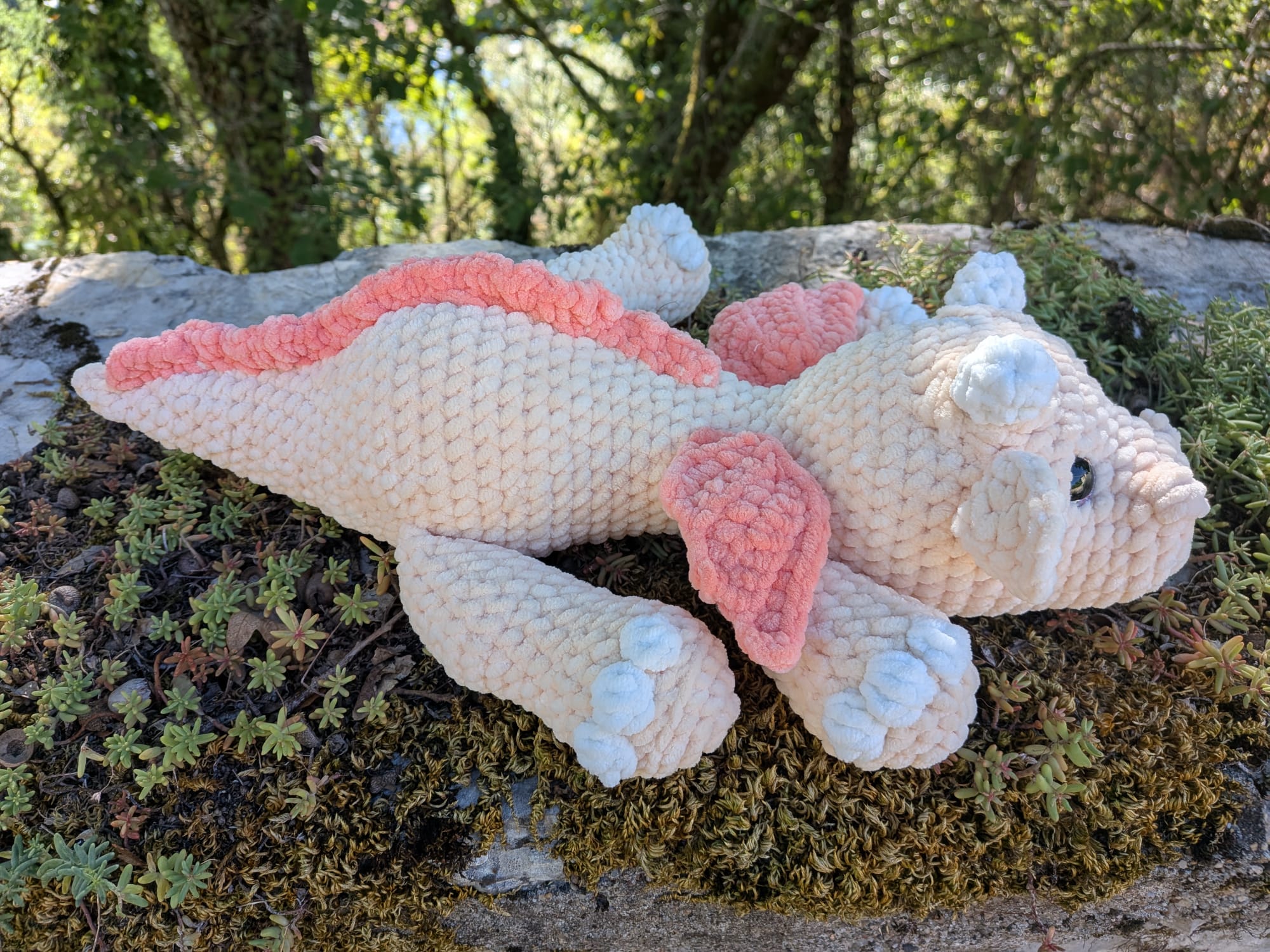 Dragon – créature fantastique – rose pastel